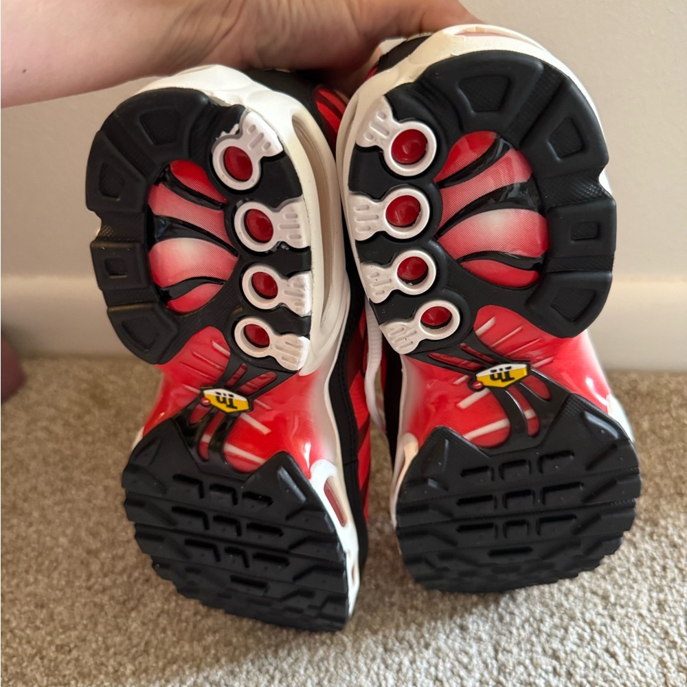 Nike Red and Black Wave Sneakers - Picture 4 of 5